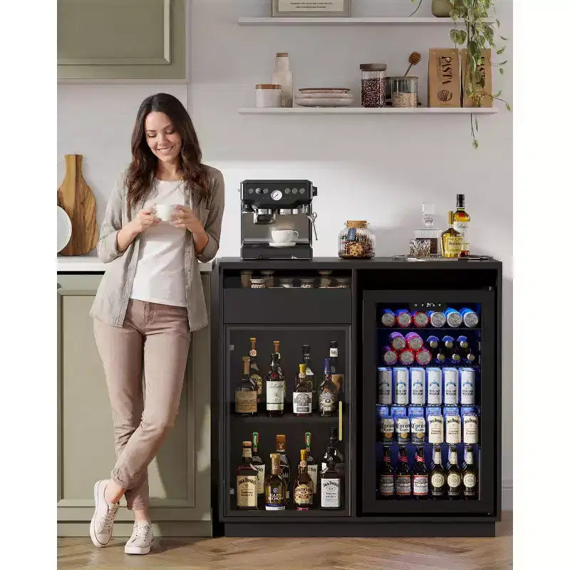 Mobile Bar Moderno Nero con Anta in Vetro, Luci LED e Prese Elettriche – 1 Unità