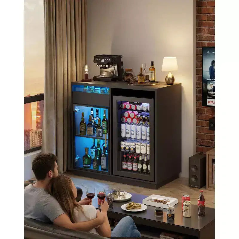 Mobile Bar Moderno Nero con Anta in Vetro, Luci LED e Prese Elettriche – 1 Unità
